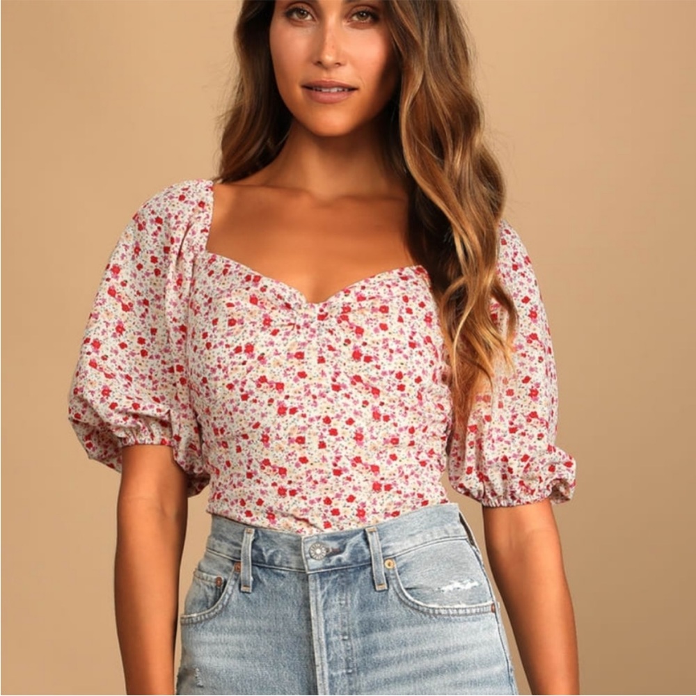 Lulu’s Beautiful Hues Ivory Floral Print Puff Sleeve Ruched Bodysuit. Size M